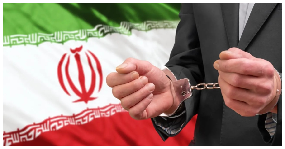 ইরানের জাতীয় পতাকার সামনে হাতকড়া পরিহিত ব্যক্তির প্রতিকী চিত্র।